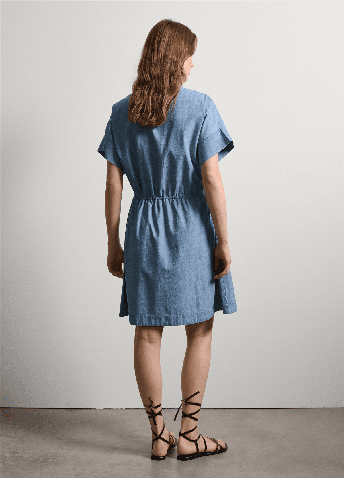 Kısa Akışkan Denim Elbise — 4