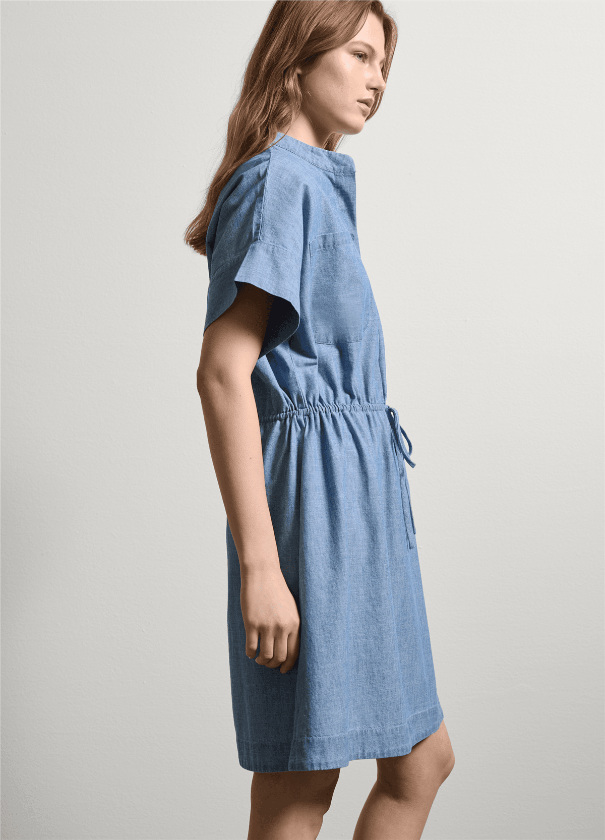 Kısa Akışkan Denim Elbise — 3
